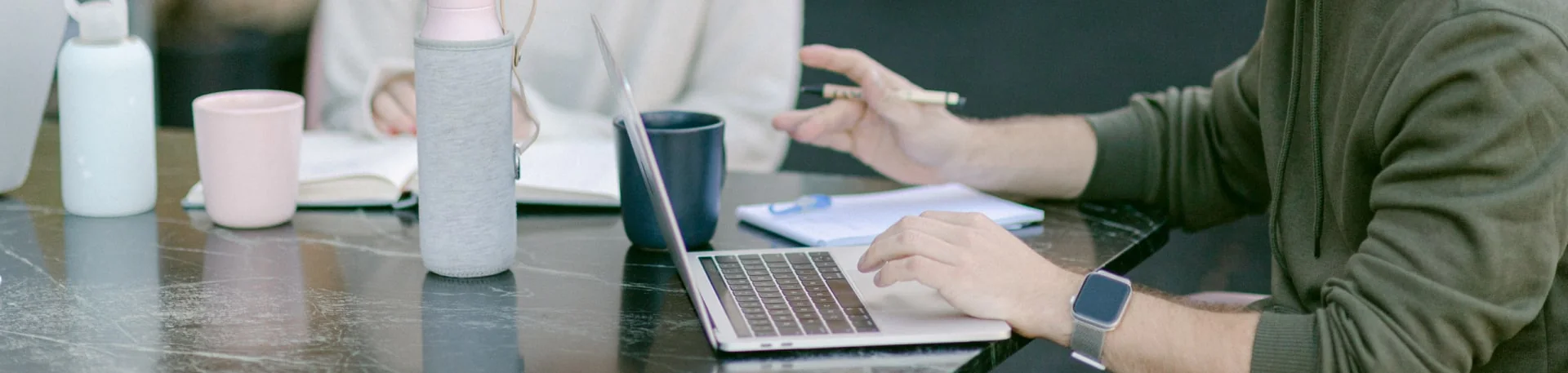 Moderner Arbeitsplatz — Laptops auf einem gemeinsamen Schreibtisch
