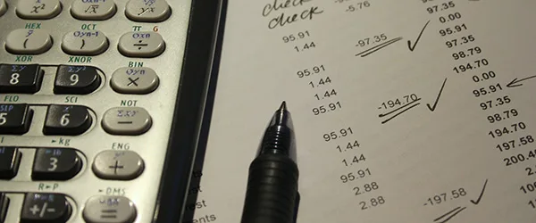 Administrative Unterstützung — Prüfung von Unterlagen am Schreibtisch