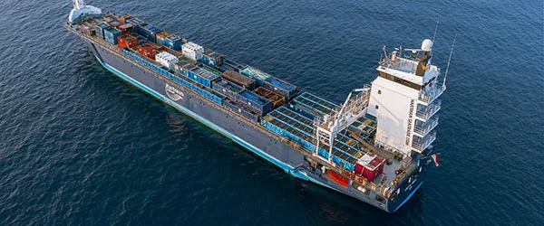 Frachtschiff im Hafen — Exportlogistik für die US-Distribution